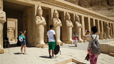 فضيحة.. سائحون يدخلون حمامات الأهالي لسوء أحوالها بمعابد الأقصر