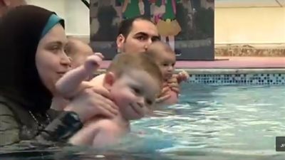 شاهد.. فى مصر.. دروس تعليم السباحة لـ«الأطفال الرضع» 
