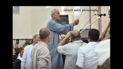 بالفيديو.. إشهار «مطواة» في وجه قارئ قرآن في أحد المآتم لإجباره على استكمال القراءة 