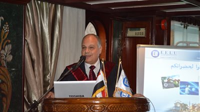 الجامعة الإلكترونية تحتفل بتخريج 220 طالبًا بكليتي الحاسبات والاعمال والتربية