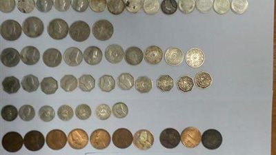 بالصور.. إحباط تهريب 426 عملة أثرية بمطار القاهرة