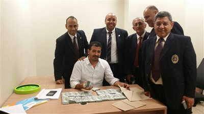 «جمارك القاهرة» تحبط تهريب كمية كبيرة من النقد الأجنبى