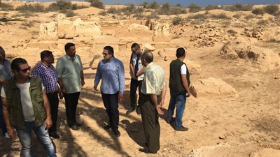بالصور.. وزير الآثار يتفقد منطقة أم الرخم الأثرية بـ«مرسى مطروح»
