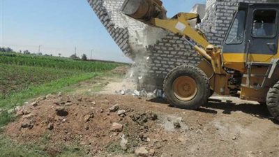  إزالة 19 حالة تعدٍ على الأراضي الزراعية بديرمواس في المنيا