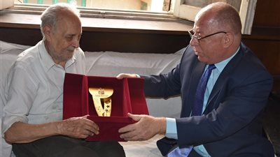 بالصور.. «النمنم» يهدى درع «الثقافة» للكاتب وديع فلسطين