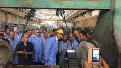 بالصور.. وزير النقل في جولة مفاجئة لورش التبين لعمرة وصيانة الجرارات 