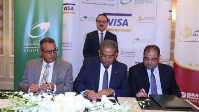 «البريد» توقع اتفاقًا مع «فيزا» و«بنك مصر» لتنظيم الخدمات المالية الرقمية 