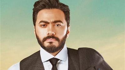 بالصور..«تامر حسني» يقبل يد إحدى معجباته