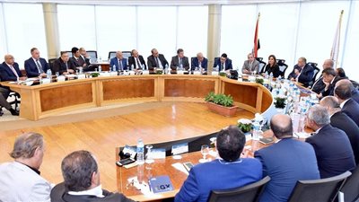 وزيرة الاستثمار ورئيس البورصة يناقشان سُبل تطوير الأدوات المالية بالسوق