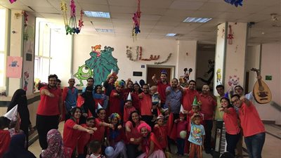 «صيادلة سوهاج» تحتفل بالعيد مع أطفال معهد الأورام