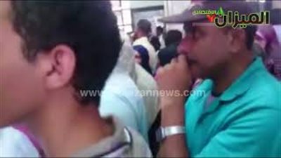 شاهد.. ازدحام وحالات اختناق أمام شبابيك تذاكر محطة مصر