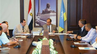 «محافظ الإسكندرية» يجتمع برؤساء الأحياء لمناقشة ملف البناء المخالف 