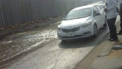 زحام مرورى فى شارع فيصل بسبب كسر ماسورة مياه