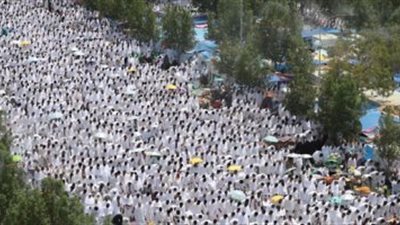 سمير يعانق بشرى فى الأرض المقدسة.. الكعبة تجمع ما فرقته إسرائيل