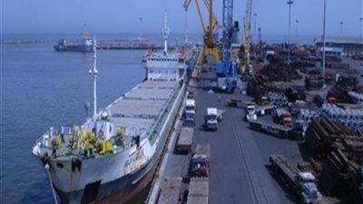 تداول 16 سفينة حاويات وبضائع عامة بموانىء بورسعيد