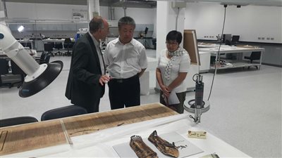 المستشار الثقافي الصيني يزور المتحف الكبير