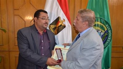 محافظ الإسماعيلية يكرم طبيبين لتميزهما فى العمل