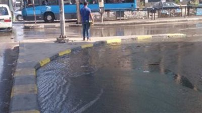 زحام مرورى بسبب كسر ماسورة مياه بمحور الأوتوستراد