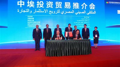 اقتصادية قناة السويس توقع عقد توسعات 