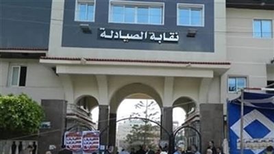 «الصيادلة»: الشركات تخزن العقاقير.. ووفاة طفل لعدم توافر «حقنة»