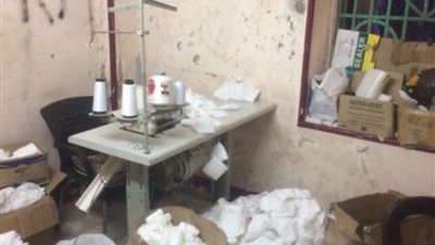 بالصور..الأمن يداهم مصنع مستلزمات طبية غير مرخص بـ«الساحل»