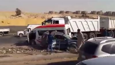 مصرع 3 أشخاص وإصابة 10 آخرين فى حادث انقلاب سيارة 