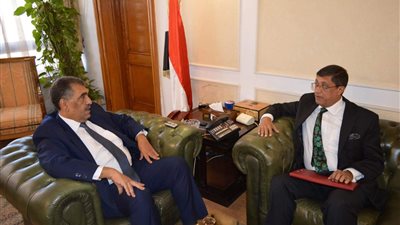 «الشرقاوى» يبحث مع السفير الهندى تعزيز العلاقات التجارية بمجالى «الأدوية والنسيج» 