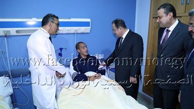 بالصور.. وزير الداخلية يزور مصابي الشرطة بمواجهات «أرض اللواء»