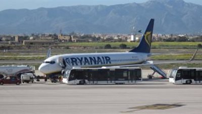 المظاهرات ضد الرئيس الفرنسى تصل المطارات.. والإضراب يلغى عشرات الرحلات