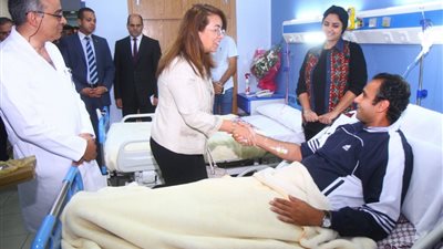 بالصور.. «غادة والى» تزور مستشفى الشرطة للاطمئنان على مصابي «أرض اللواء» 