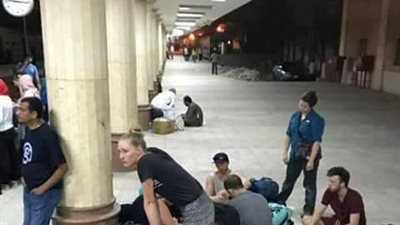 سائحون صينيون يفترشون محطة سكة حديد الأقصر 