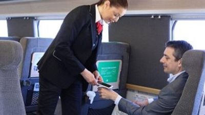 قطارات السويد من عالم آخر.. زرع شرائح ذكية في يد الراكب