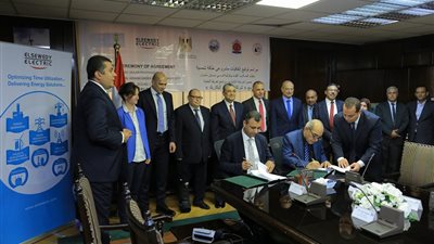 بالصور...وزير الكهرباء يشهد توقيع إتفاقية لشراء الطاقة (PPA ) بين الشركة المصرية لنقل الكهرباء وشركـة الــسويـدى