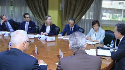 بالصور.. وزير النقل يلتقي وفد بنكي الاستثمار الأوربي والدولي