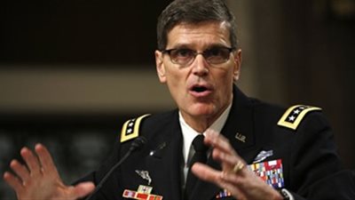 قائد القيادة المركزية الأمريكية يتفقد القوات المشاركة بتدريبات النجم الساطع