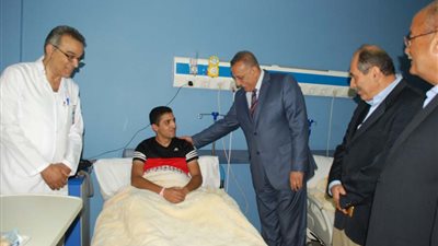 بالصور.. محافظ الجيزة يزور المصابين من قوات الشرطة فى حادث أرض اللواء