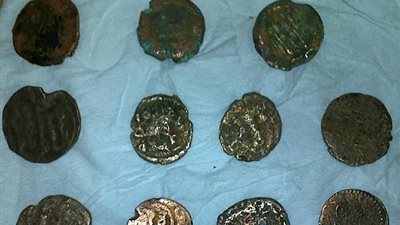 إحباط محاولة تهريب 21 عملة أثرية عبر ميناء سفاجا