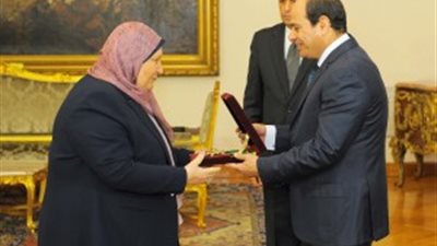  السيسى يمنح رئيس هيئة النيابة الإدارية السابقة وسام الجمهورية