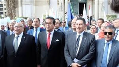 أول القصيدة كفر.. «كلية الصيدلية» في تحية العلم بجامعة القاهرة