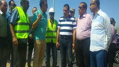 بالصور.. «عرفات» يتفقد الطريق الواصل بين «الصحراوي» و«الزراعي الغربي» بالأقصر
