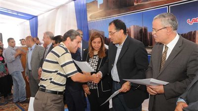  بالصور.. «مدبولى» يسلم عقود 6844 وحدة إسكان اجتماعى بـ«المنيا»