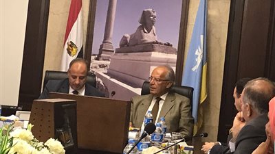 «الشريف» يوجه محافظ الإسكندرية بالالتقاء بالمواطنين ساعة يوميًا لحل مشاكلهم 