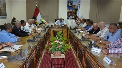 محافظ الوادي الجديد يبحث تنظيم معرض للتمور خلال العيد القومى