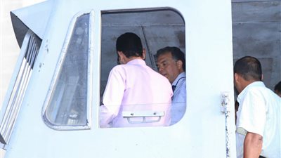 بالصور..«عرفات» يستقل كابينة قطار من «الاسكندرية» إلى «طنطا» للاطمئنان على منظومة الاشارات 