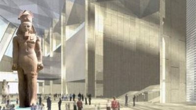 نقل 10 قطع أثرية ضخمة إلى المتحف الكبير