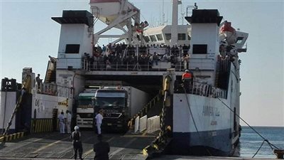 عودة 264 مصريًا ووصول 112 شاحنة من ليبيا عبر منفذ السلوم