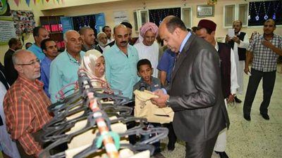 بالصور.. محافظ مطروح يوزع ملابس وأدوات مدرسية على 600 طفل يتيم 