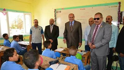 بالصور.. محافظ مطروح يتفقد عددا من المدارس لمتابعة العملية التعليمية