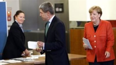 ميركل وزوجها يدليان بصوتهما فى الانتخابات التشريعية الألمانية