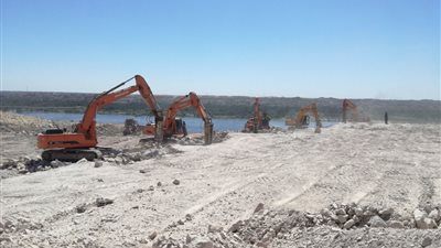 بالصور.. بدء تنفيذ المرحلة الأولى من الشريط السياحي في أسوان الجديدة
